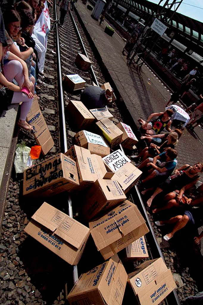 100 Teilnehmer des Bildungsstreiks haben 90 Minuten lang das Gleis 1 im Freiburger Hauptbahnhof lahm gelegt.