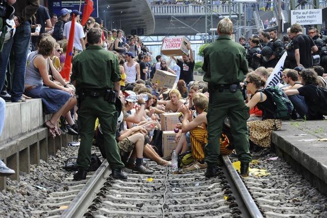 Bildungsdemo blockiert Gleis im Freiburger Hauptbahnhof