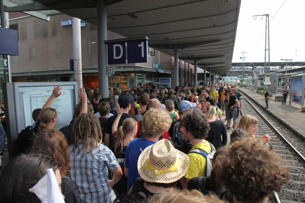 Aktivisten besetzen Gleis in Freiburger Hauptbahnhof.