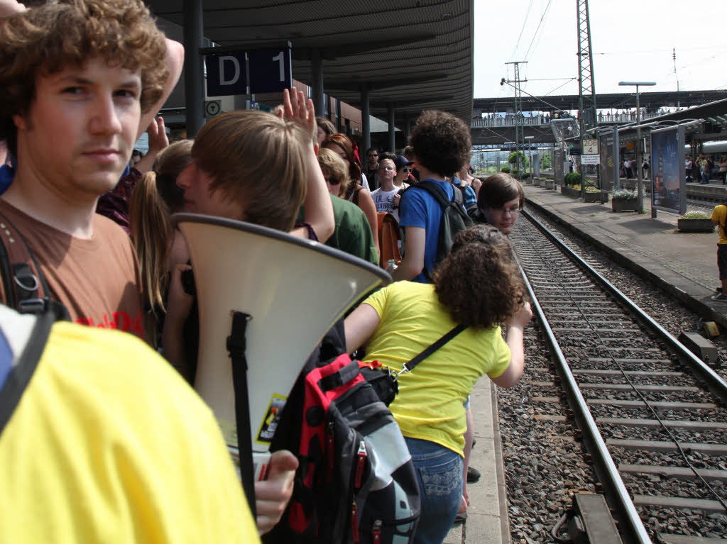 Aktivisten besetzen Gleis in Freiburger Hauptbahnhof.