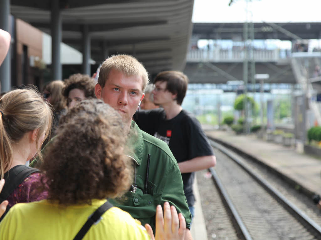 Aktivisten besetzen Gleis in Freiburger Hauptbahnhof.