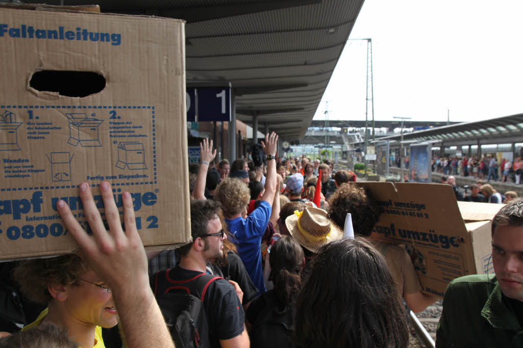 Aktivisten besetzen Gleis in Freiburger Hauptbahnhof.