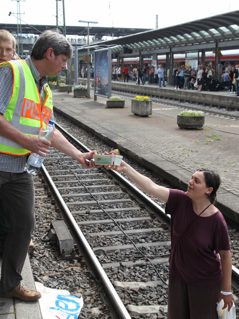 Aktivisten besetzen Gleis in Freiburger Hauptbahnhof.