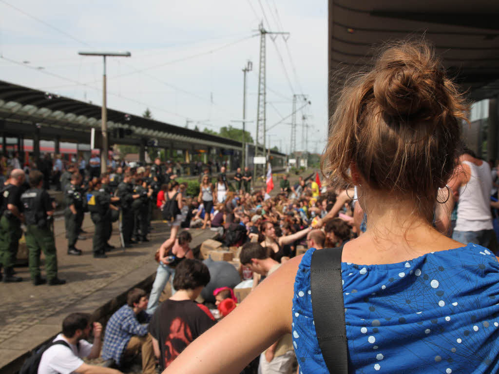 Aktivisten besetzen Gleis in Freiburger Hauptbahnhof.