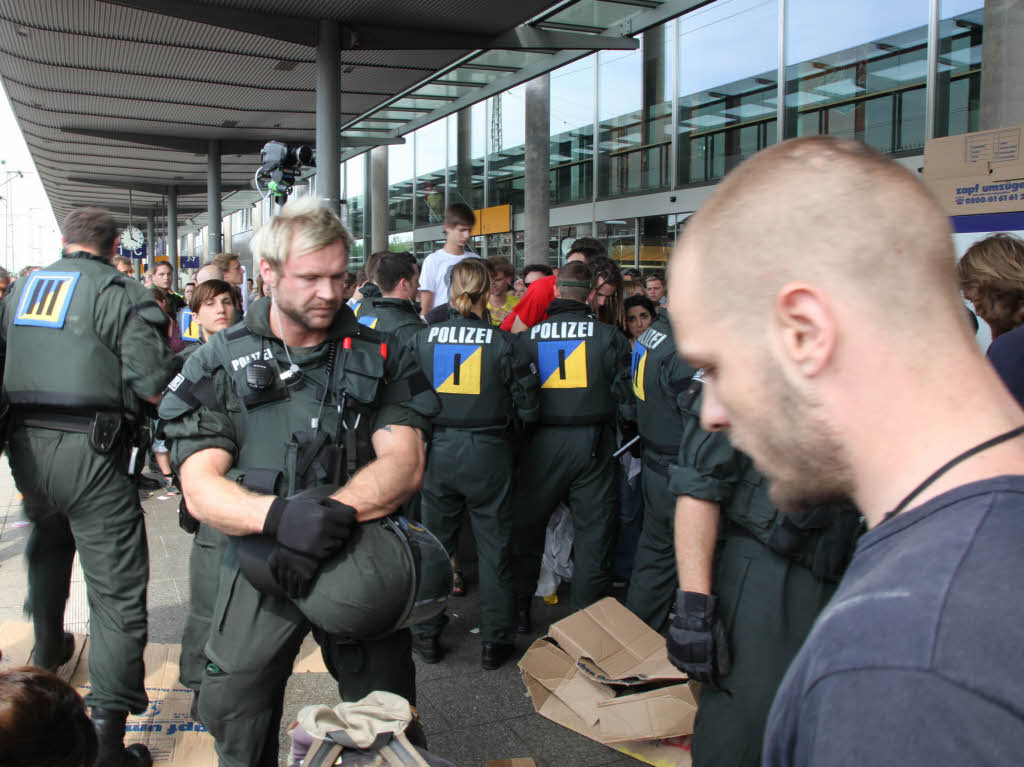 Aktivisten besetzen Gleis in Freiburger Hauptbahnhof.