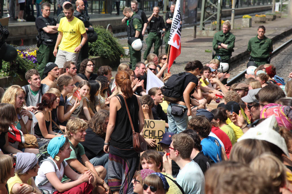 Aktivisten besetzen Gleis in Freiburger Hauptbahnhof.