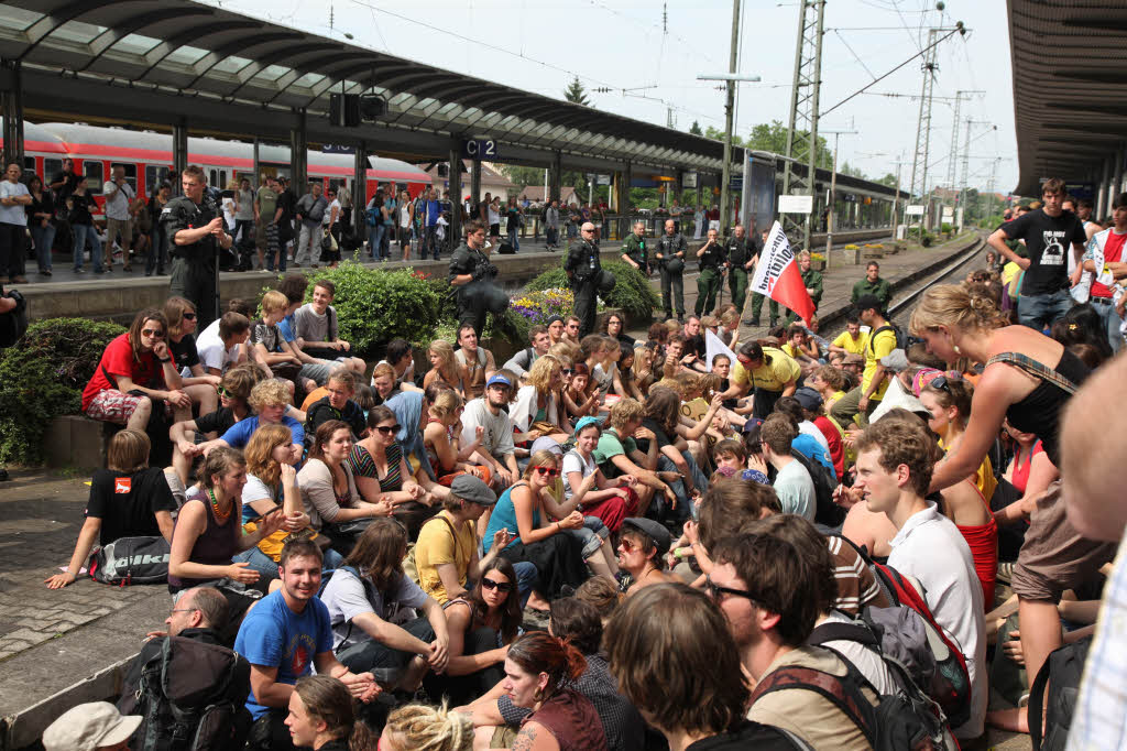 Aktivisten besetzen Gleis in Freiburger Hauptbahnhof.