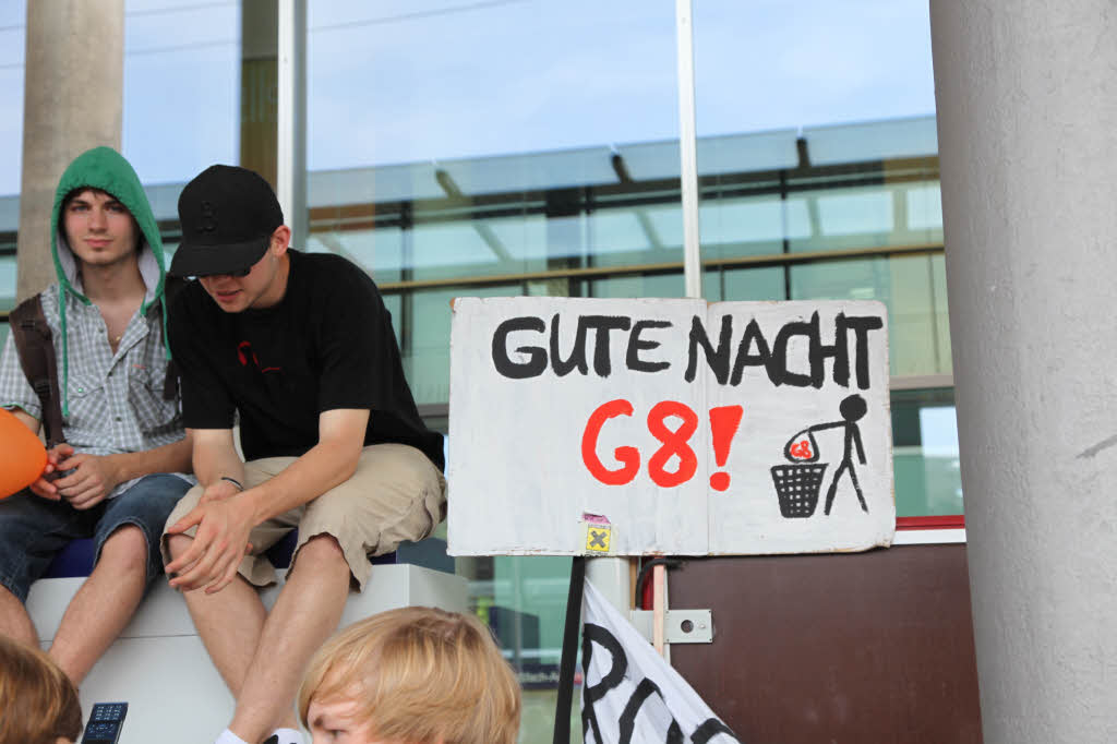 Aktivisten besetzen Gleis in Freiburger Hauptbahnhof.