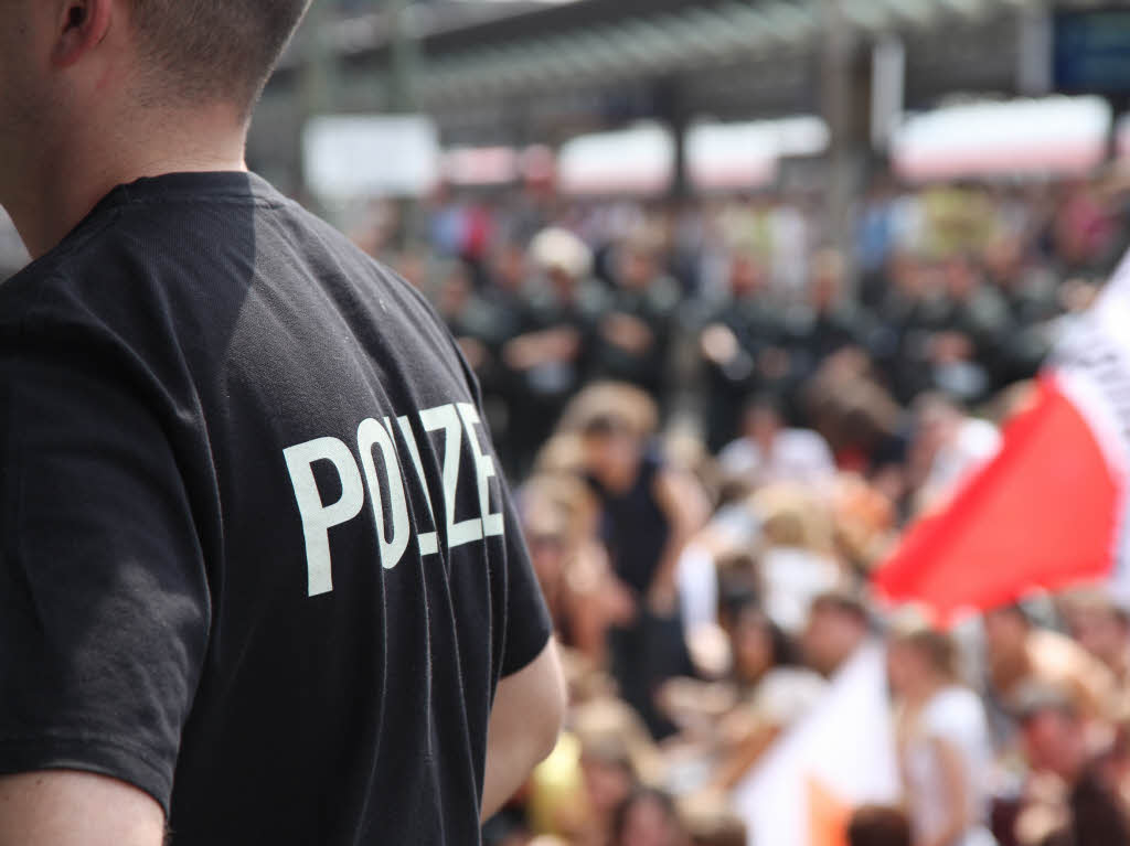 Aktivisten besetzen Gleis in Freiburger Hauptbahnhof.