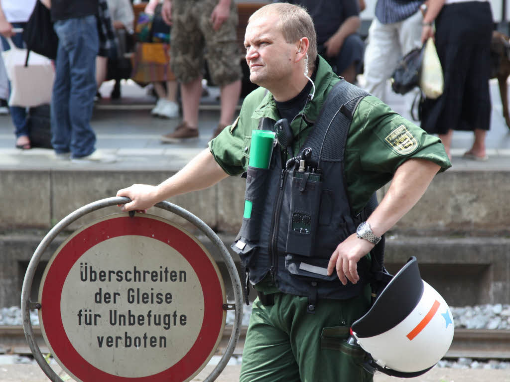 Aktivisten besetzen Gleis in Freiburger Hauptbahnhof.