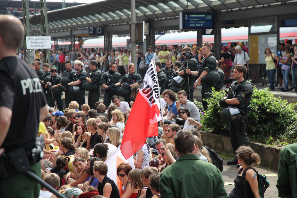 Aktivisten besetzen Gleis in Freiburger Hauptbahnhof.