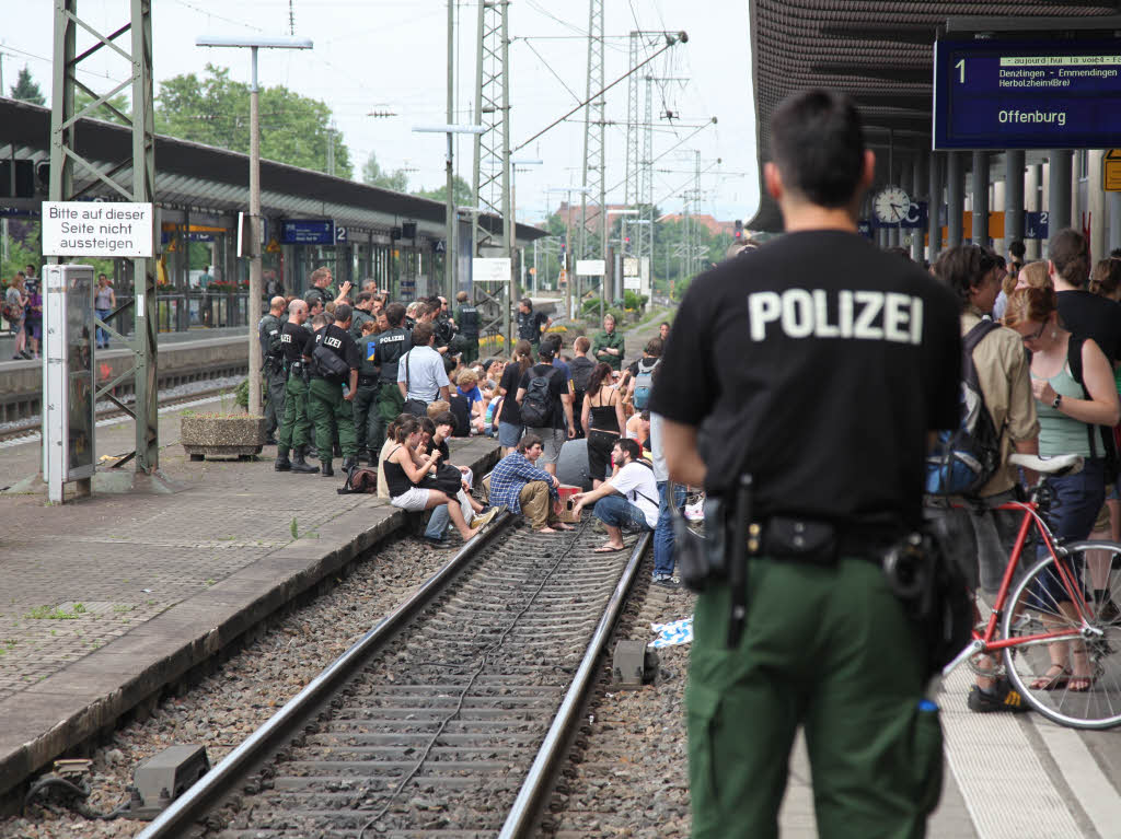 Aktivisten besetzen Gleis in Freiburger Hauptbahnhof.