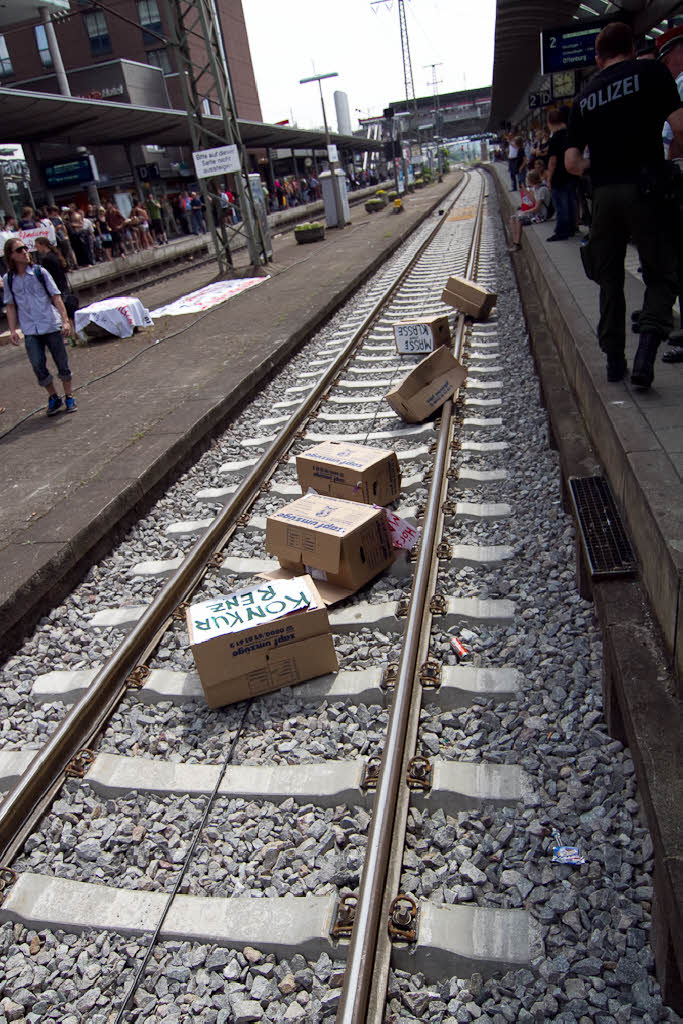 Aktivisten besetzen Gleis in Freiburger Hauptbahnhof.