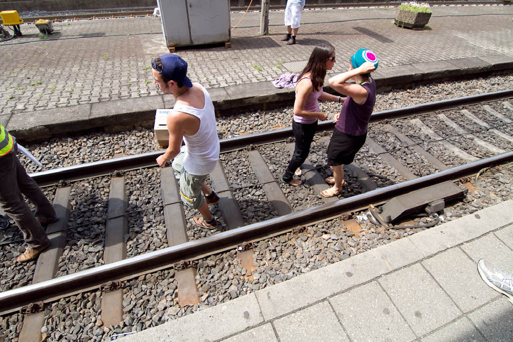 Aktivisten besetzen Gleis in Freiburger Hauptbahnhof.