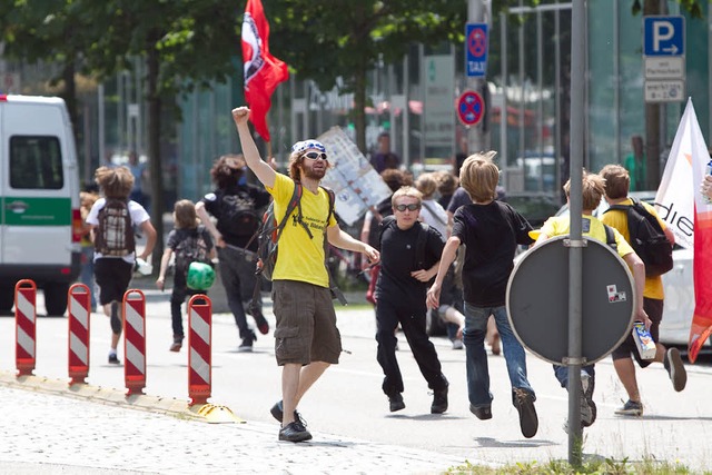 Die Organisatoren des Freiburgs Bildun...ines Gleises im Hauptbahnhof Freiburg.  | Foto: Janos Ruf