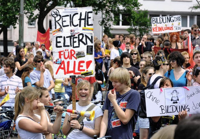 Rund 1500 junge Menschen demonstrierte...ern fr mehr Investitionen in Bildung.  | Foto: rita eggstein