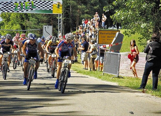 Vor der Haagwaldhalle in Remetschwiel ...ldhaus Bike-Marathon auf die Strecke.   | Foto: Bingold