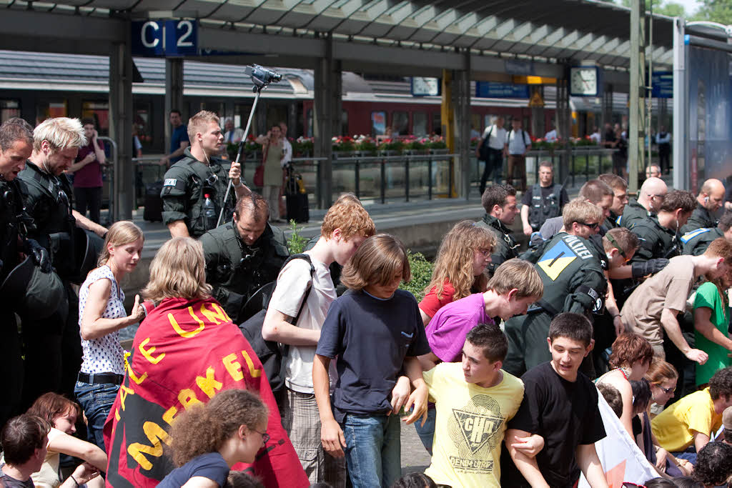 Aktivisten besetzen Gleis in Freiburger Hauptbahnhof.