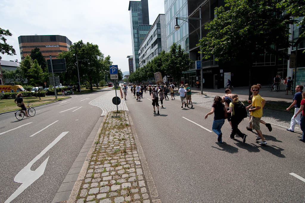 Aktivisten besetzen Gleis in Freiburger Hauptbahnhof.