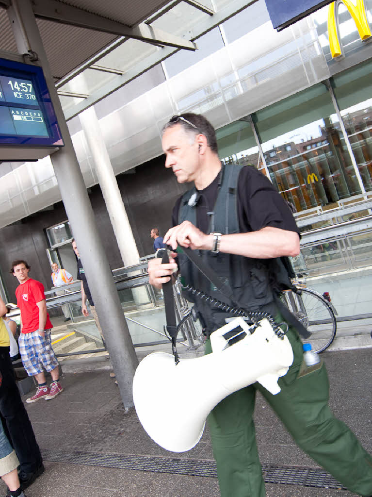 Aktivisten besetzen Gleis in Freiburger Hauptbahnhof.