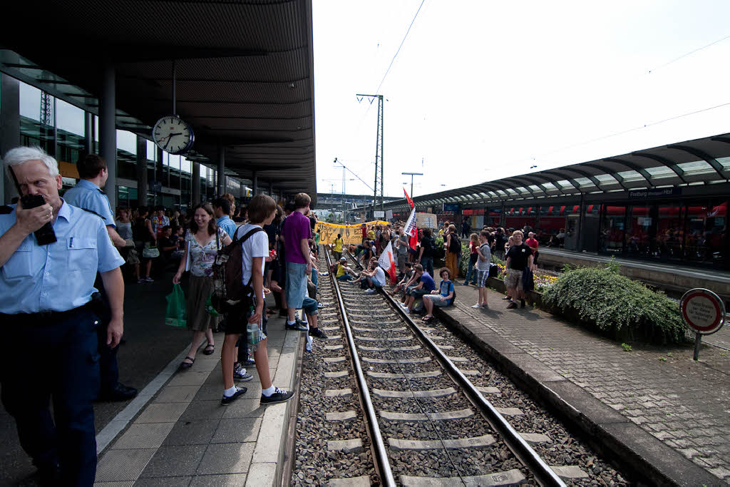 Aktivisten besetzen Gleis in Freiburger Hauptbahnhof.