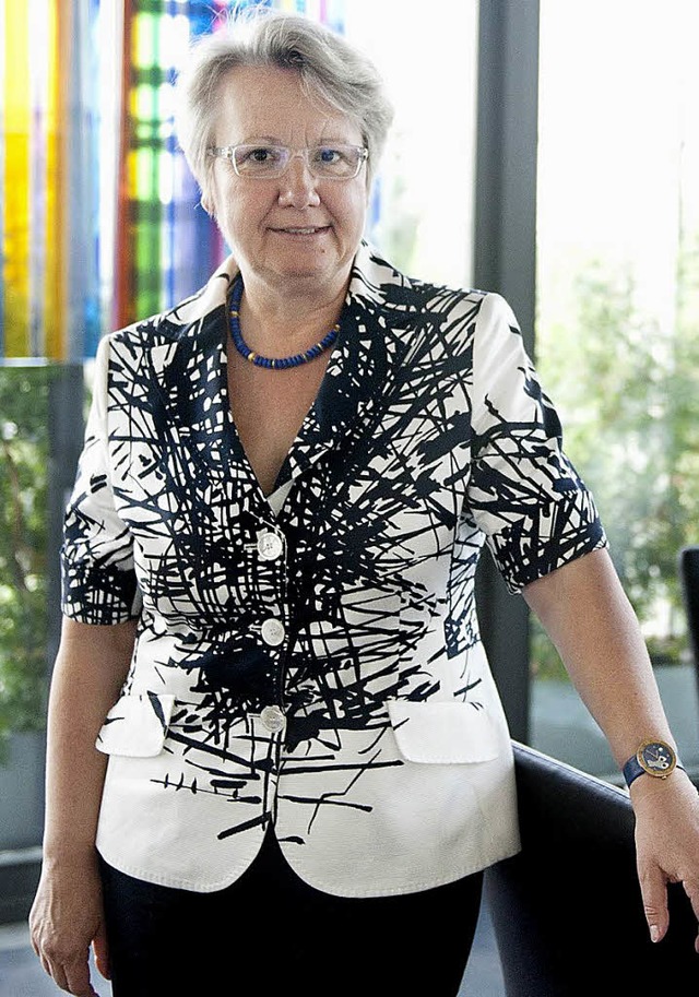 Gut gelaunt: Annette Schavan am Dienst...es Kabinetts unbeschadet berstanden.   | Foto: ddp