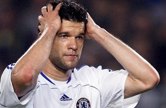 Auch das noch: Michael Ballack muss sich einen neuen Arbeitgeber suchen.  | Foto: dpa