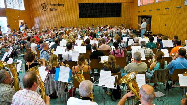 Mammut-Orchester bei den Proben frs g...Viererkonzert am Samstag in Kenzingen.  | Foto: Joachim Rderer