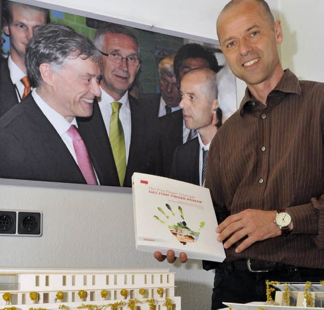 Der Bahliner Wolfgang Frey zeigt beim ...ehemalige Bundesprsident Horst Khler  | Foto: Markus Zimmermann-Drkop