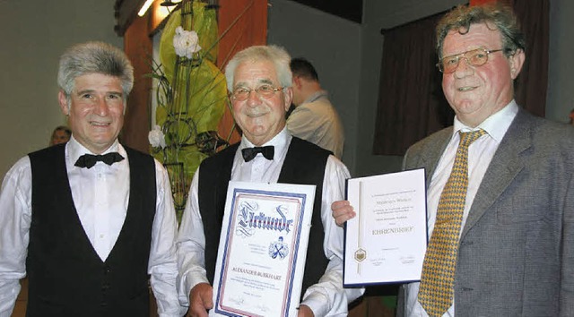 Ausgezeichnet: Alexander Burkhart (Mit...Alois Becker (rechts) und Werner Dutzi  | Foto: roland vitt