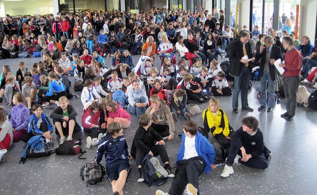 Rund 900 Schlerinnen und Schler aus ...men am Sportfest der Heimschule teil.   | Foto: Ulrich Rospleczsz