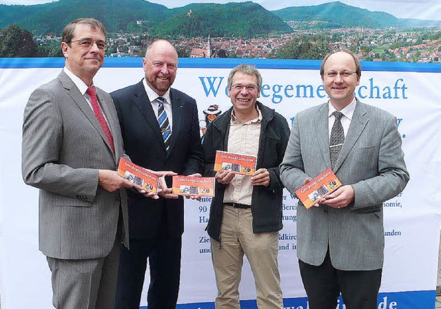 Bernd Wintermantel, Oliver Dormanns (W...len die neuen Geschenkgutscheine vor.   | Foto: Eberhard Weiss