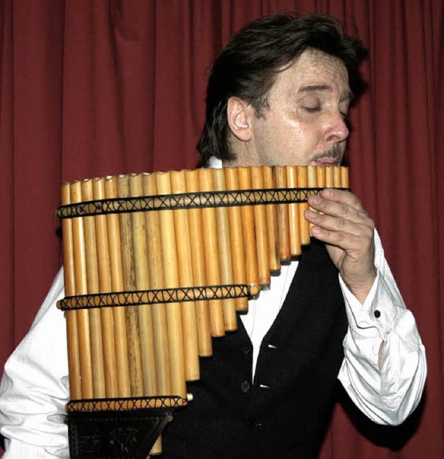 Innen mit Bienenwachs bestrichen: Roberto Antela Martinez mit Instrument.   | Foto: Karin Heiss