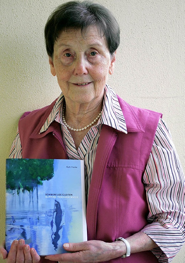 Ruth Franke mit ihrem neuen Buch  | Foto: Sylvia-Karina Jahn