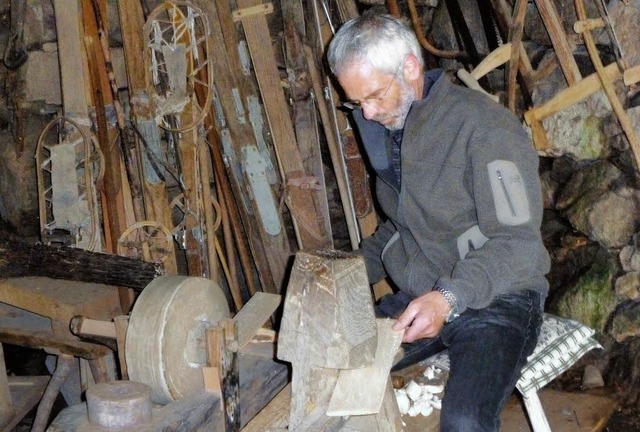 Ludwig Lorenz zeigt, wie am &#8222;Sch...&#8220; Schindeln hergestellt wurden.   | Foto: Barbara Odrich-Rees