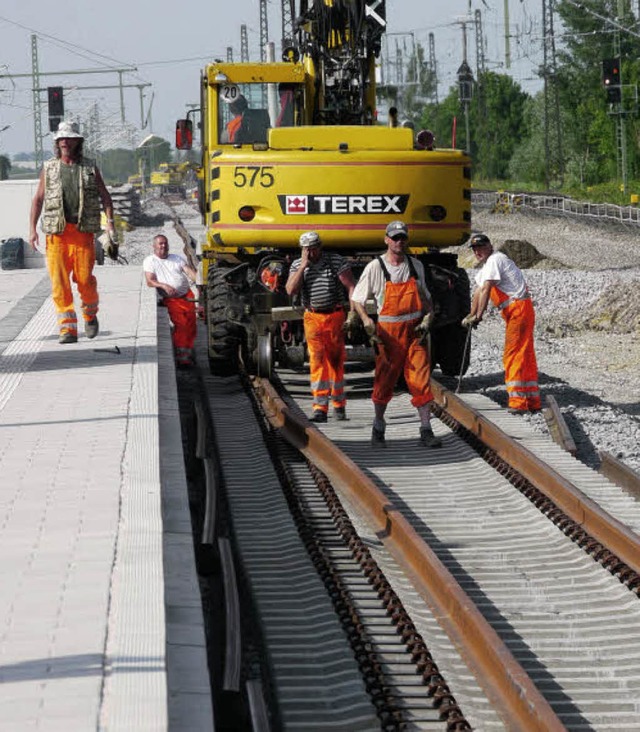 Das neue Gleis wird im Bahnhof Schlien...t dabei eine beachtliche Biegung hin.   | Foto: kam