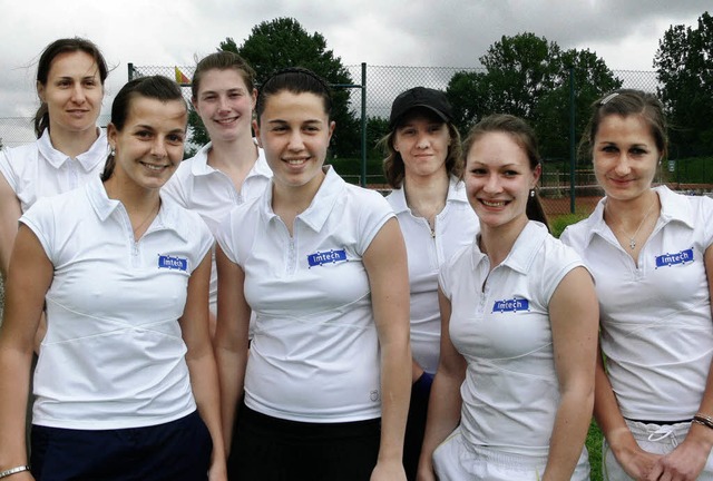 Das Badenliga-Frauenteam des TC Schnb...e und Jessica Kunzelmann (von links).   | Foto: Gnther Barth