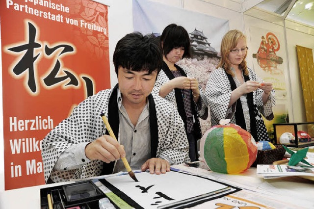 Manabu Daimon gibt Einblick in  japanische Kalligraphie.  | Foto: eggstein