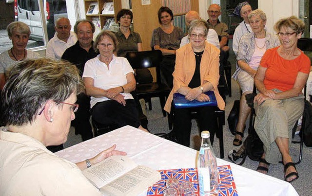 Britische Farben auf dem Tisch bei der englischen Lesung in der Stadtbibliothek   | Foto: Johanna Hgg