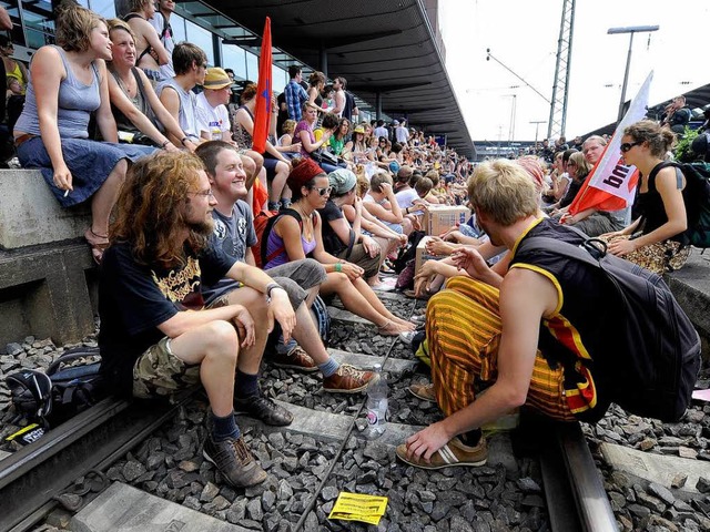 Die Blockade der Gleise im Hauptbahnho...n fr die 160 ermittelten Beteiligten.  | Foto: ingo schneider