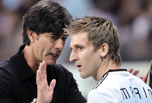 Der Bundestrainer und sein Dribbelkns...him Lw (links) instruiert Marko Marin  | Foto: dpa