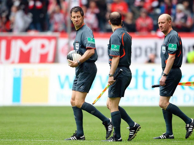 Der deutsche WM-Schiedsrichter Wolfgan...el und Jan-Hendrick Salver (von links)  | Foto: fpa
