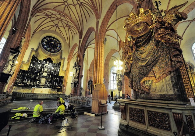 Die Storkyrka in Stockholm wurde eigens fr 1,4 Millionen Euro restauriert.   | Foto: dpa/AFP