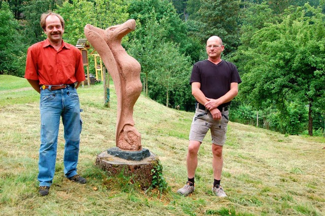 Bildhauer Stefan Weis (rechts) und Ral...o neben einer der drei Tierskulpturen.  | Foto: Sylvia Timm