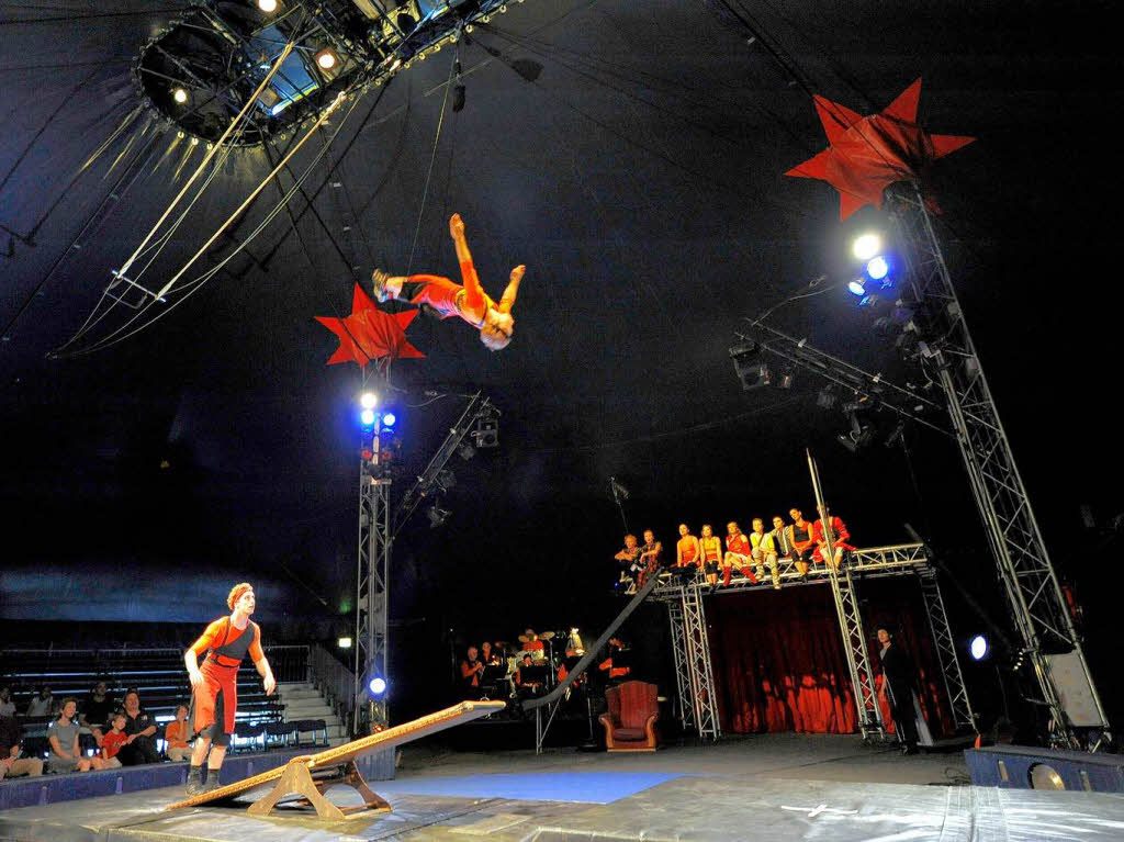 Bunt, akrobatisch, poetisch: Der Zirkus Monti in Freiburg.