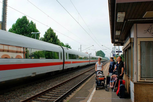 Wartende mssen sich auf dem Herbolzheimer Bahnsteig vor Sogwirkung hten.  | Foto: hans-jrgen trul