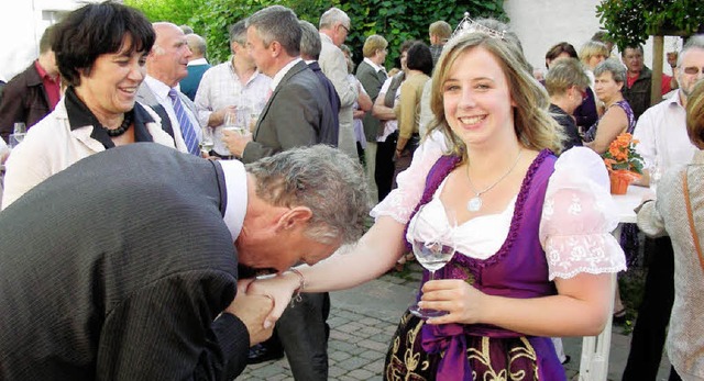 Vor der Badischen Weinprinzessin bckt...on Gernot Erler mit Handkuss begrt.   | Foto: mario schneberg