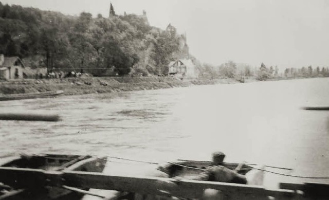 Blick zurck auf den Limberg: Schnapps...hwimmbrcke bei Sasbach im Juni 1940.   | Foto: Archiv Heimat- und Geschichtsverein Sasbach