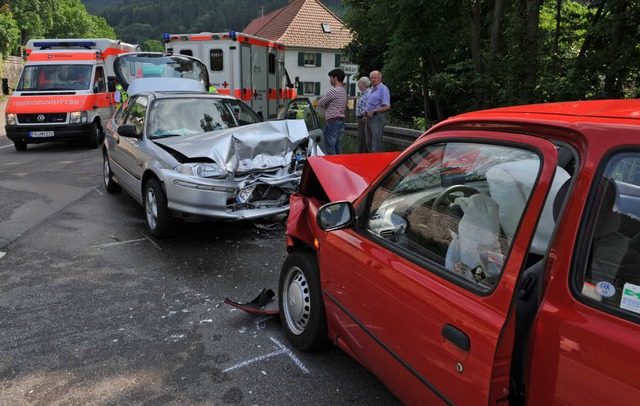 Ein Frontalzusammensto hat den Verkehr auf der B31 bei Falkensteig lahm gelegt. 