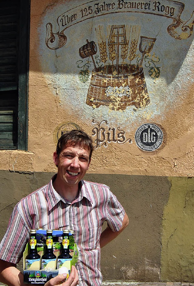 Achim rogg mit seinem neuen ko-Land-Bier  | Foto: Martin Ganz